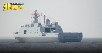 “戚继光”号训练舰 “井冈山”号登陆舰 今访槟瑞典咸码头