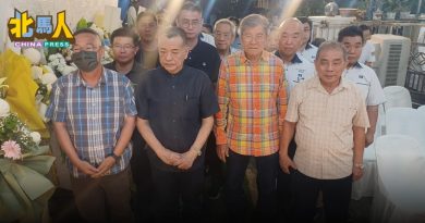 李学德离世 | 陈德钦率领马华领袖 灵堂吊唁