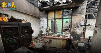 大火烧毁一间单层排屋  屋主及时赶回家救出5只狗