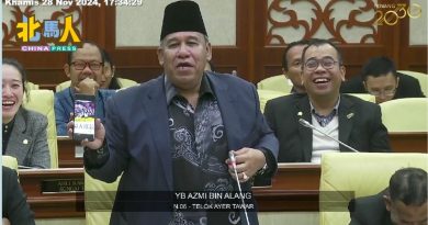 槟州议会 | 为加薪 连中文也看得懂！ 土团党议员出示中文报导要求加薪