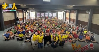 《我是KELEFE！》大年初九上映 何晋亿率主角到学校宣传