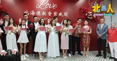 1212“要爱要爱”好日子 北海德教会 7对新人缔结良缘