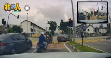 10多辆摩哆1轿车  警局前方齐闯红灯