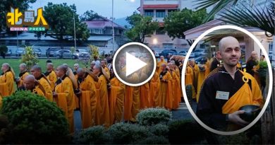 俄国人受佛法感悟出家7年 首次抵槟与百名戒子托钵化缘