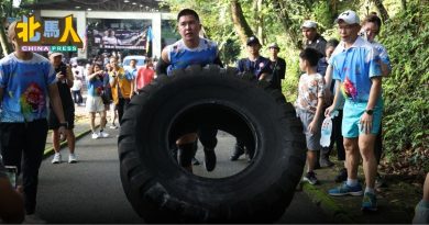 翻百公斤轮胎 翻抓铁饼 3男挑战极限获载纪录大全