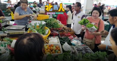 米都巴刹热闹非凡  各摊位生意好