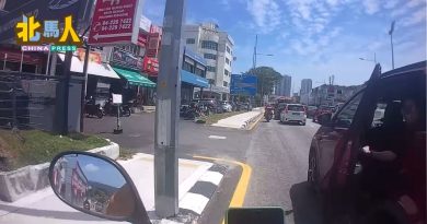 电召车司机随意放客  送餐员遭“开门杀”翻摩哆