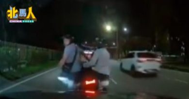 网传骑士不甘被撞  用头盔砸车  警证实是旧视频  嫌犯已被控