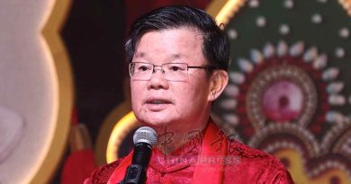 《新海峡时报》消息：不满曹观友遭攻击 党员1年前已有决定