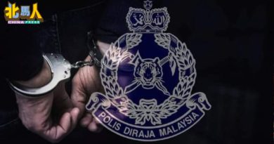 45岁中国籍男子 否认用椅子袭警
