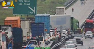 罗厘轿车猛烈碰撞 柔府至淡汶大道大塞车