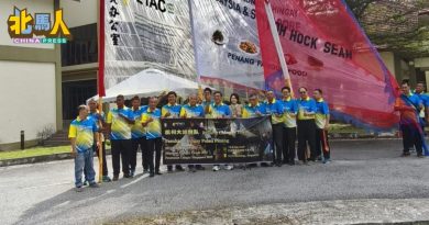 槟大旗鼓公会派2高杆大旗鼓队 参与新加坡妆艺大游行