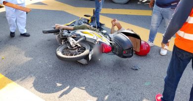 摩哆与轿车相撞 铁枝贯穿老翁脚板