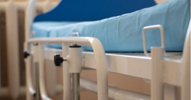 兄弟被球炮炸伤案 | 7岁伤者仍在ICU  男童父录供后获释