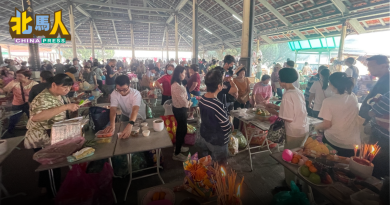 清明节前周末 峇都眼东公冢迎扫墓人潮