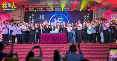 曹观友为槟华捎喜讯 拨10万作为建校基金