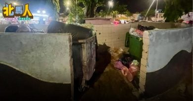 野狗觅食  有人丢床褥 新关仔角小贩中心垃圾满地