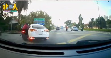 直行摩哆碰撞左转车 网民：谁应该被问责？