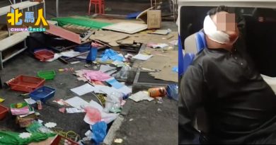 烟花摊贩纠纷变全武行 警捕10人 延扣3天