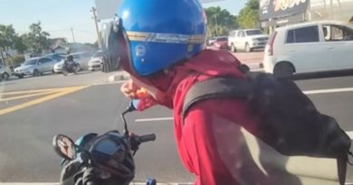 边等红绿灯 边吃椰浆饭 网民：这女子够真实不做作