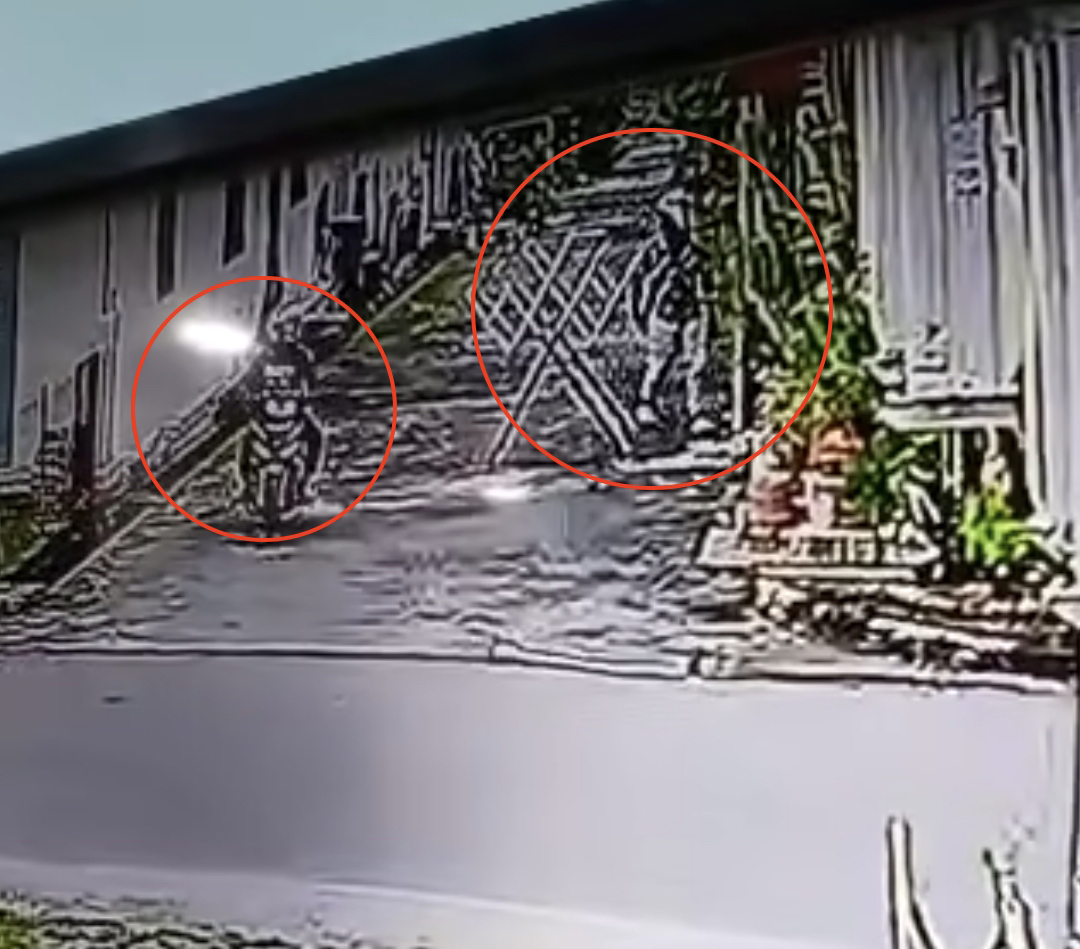 其中一名匪徒走下摩哆后，对其中一间屋子下手。（红圈为匪徒）（截图自视频）