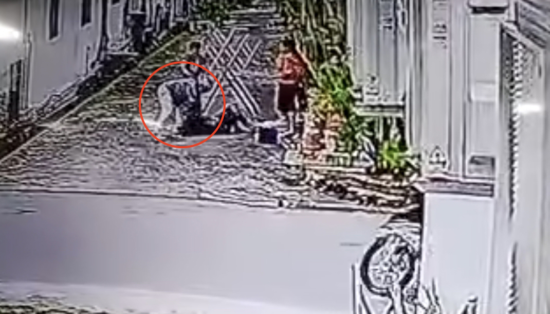其他人士陆续闻声而至到后巷查看，发现匪徒正在对一名妇女下手。（红圈为匪徒）（截图自视频）