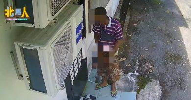 变态男光天化日下 在民宅后门处手淫