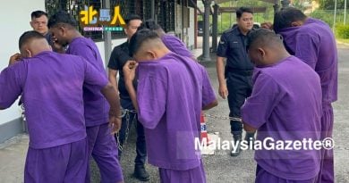 6男持刀和头盔 砍伤罗厘司机