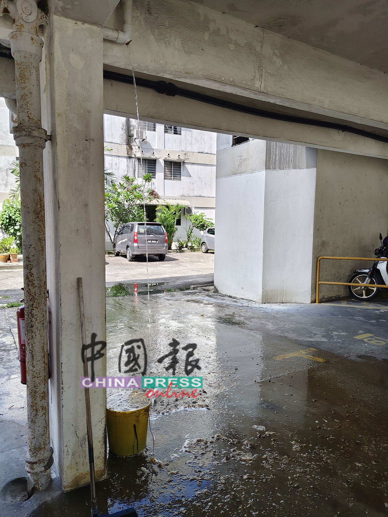 排污管道破裂，污水不断流出，臭气熏天。
