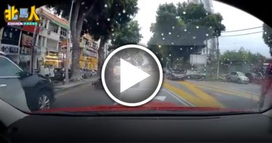 雨中闪避违泊车 骑士撞货卡 网民促请对付路边违泊车