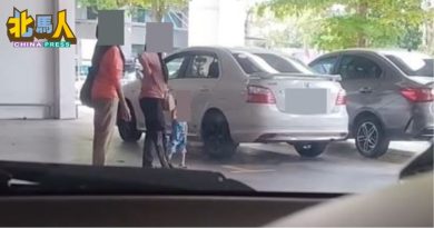 2女子携童霸车位引公愤 网民：不觉得丢脸吗？