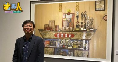 家中奖杯奖牌毕业照 “金玉满堂”摄影展 记录父母的爱与牺牲