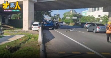 轿车失控卡高架桥底 车主情况未明