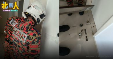 门把损坏住户受困厕所 消拯员破门救人