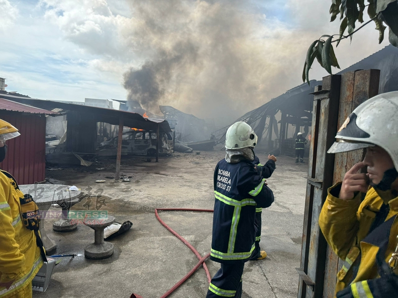 油漆货仓突发大火 油桶冲天 爆炸声不断