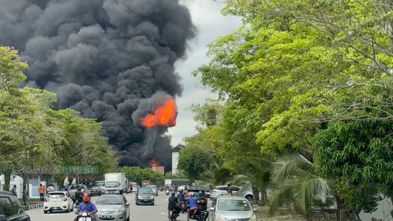 油漆货仓突发大火 油桶冲天 爆炸声不断
