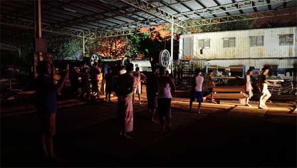 火魔一天内烧第二间工厂 床褥制造厂爆炸声连连