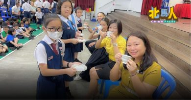 北海励华学校教师节 学生献茶感念师恩