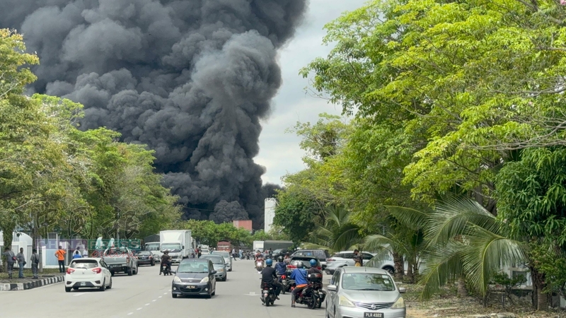 油漆货仓突发大火 油桶冲天 爆炸声不断