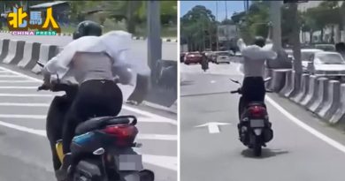 行驶途中高举双手站起身 女骑士涉危险驾驶被拍下