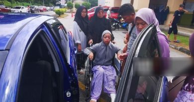 北根2死5伤车祸 受伤子女忍痛为父母领尸