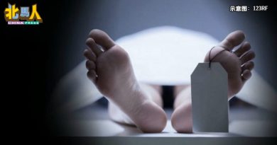 压路机翻覆坠沟 男子不幸压毙