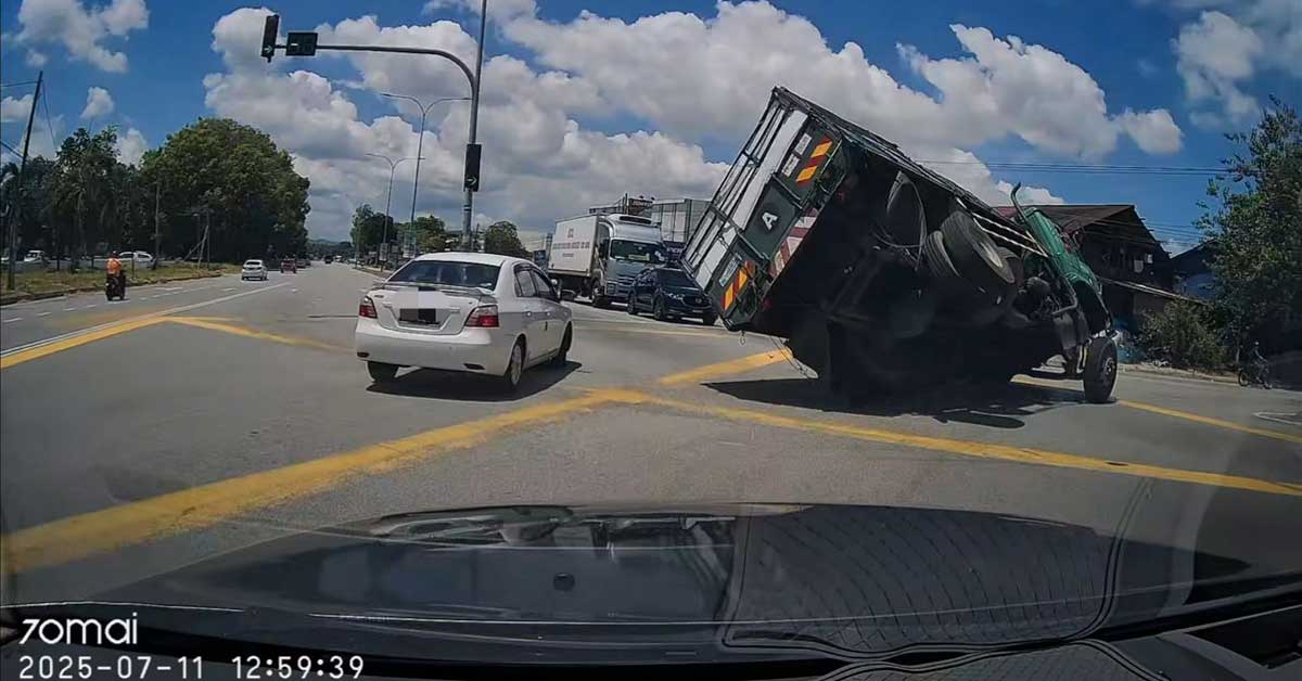 好惊险！罗厘拐弯倾斜翻倒 差点压中一辆轿车