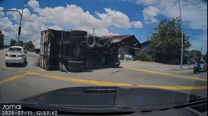 好惊险！罗厘拐弯倾斜翻倒 差点压中一辆轿车