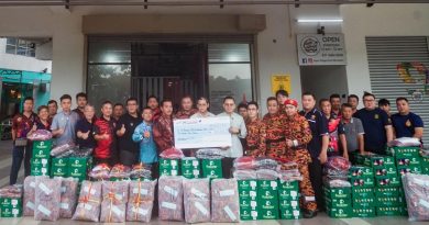 沈志强拨10万助购消防装备 200套新消防防护衣上阵