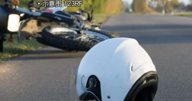 撞道路修复工程警告牌 摩哆骑士送院不治
