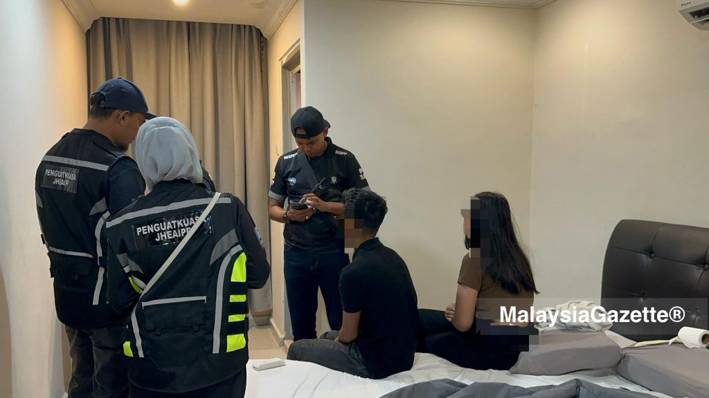 槟州伊斯兰事务局执法员，周日凌晨在威省三地廉价酒店展开突击行动，共有30人因涉嫌幽会或共处一室而被扣查。（“Malaysia Gazette”图）