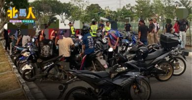 马路当赛车场扰民 警突击扣22辆摩哆