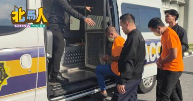 政府采购工程 涉嫌牟利10万 玻2公务员 延扣5天