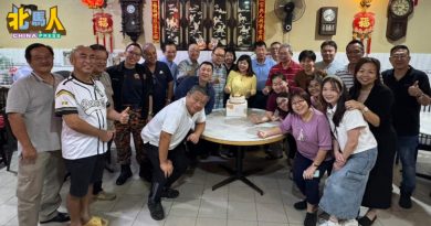 北海中华公学校友会办餐会 欢送总校校长倪燕如荣休